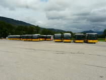 Postauto - Postautoparade abgestellt auf einem Parkplatz einer Garage etwas ausserhalb von Delemont am 08.09.2013