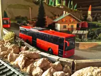 Dieser Mercedes-Benz Integro II von AMW wurde von mir im original DB-Farbton  verkehrsrot  lackiert und mit dem DB-Logo sowie dem Schriftzug der fiktiven DB-Regiobus-Tochter  Eistal-Bus  versehen.
