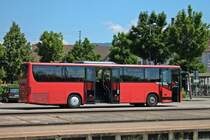 Am 16.06.2013 stand dieser Schumacher Setra 415 UL am Kenzinger Bahnhof und wartet, bis die nchste fahrt losgeht