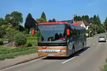Rast-Reisen Setra 415 UL am 15.08.2013 als Linie 241 nach Bremgarten, als er aus dem Ort Schallstadt f�hrt.