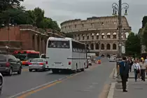 Heckansicht von diesem wei�en Setra S 215 HD, als er Frontal auf das Colosseum in Rom. (16.05.2013)