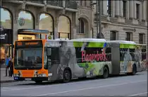 Mercedes Benz Gelenkbus der Hochbahn Hamburg mit Werbung f�r den Hagenbeck Tierpark, aufgenommen am 17.09.2013 nahe der Haltestelle Jungfernstieg. 