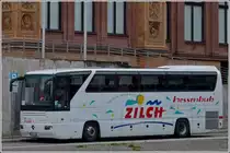 Mercedes Benz Tourismo steht am Stra�enrand abgestellt.  15.09.2013