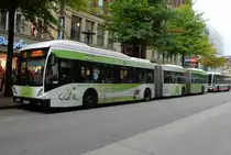 Hochbahn Wagen 8710 (Van Hool AGG 300) am 13.09.13 auf Linie 5 Nedderfeld in der M�nckebergstra�e