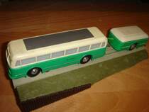 EHEIM-Zweiachser-Bus in Grn fr Betrieb auf Faller AMS Fahrbahnen (Umbau aus Trolley-Bus):
Hier steht der Bus auf einer Faller AMS-Laderampe. Ein kleiner Einachs-Anhnger nimmt das  Gepck der Passagiere  auf.