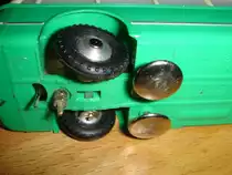 EHEIM-Zweiachser-Bus in Gr�n f�r Betrieb auf Faller AMS Fahrbahnen (Umbau aus Trolley-Bus):
Das Bild zeigt die Lenkung und die Stromabnahme- Pilze .