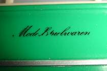 EHEIM-Zweiachser-Bus in Grn fr Betrieb auf Faller AMS Fahrbahnen (Umbau aus Trolley-Bus):
Auf dem Bus ist einseitig die Beschriftung  Modellspielwaren  angebracht. Ist schon etwas abgegriffen, aber noch lesbar.