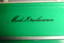 EHEIM-Zweiachser-Bus in Gr�n f�r Betrieb auf Faller AMS Fahrbahnen (Umbau aus Trolley-Bus):
Auf dem Bus ist einseitig die Beschriftung  Modellspielwaren  angebracht. Ist schon etwas abgegriffen, aber noch lesbar.