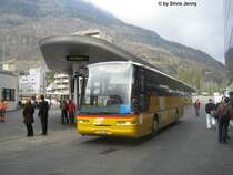 VS 243 896 am 23.4.08 in Visp. Der Chauffeur dieses Neoplans hatte offensichtlich Freude, so dass extra anhielt und ich ein Bild machen kann. Wir gingen danach mit dem Zug nach Brig, wo dieses Postauto dann auch mal eintraf. Obwohl er dann weiterfahren musste, nahm er sich die Zeit um mit mir �ber die (miese) Qualit�t des Neoplans zu reden.