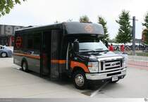 Ford E-Series mit mir unbekannten Aufbau unterwegs fr das Harley Davidson Museum in Milwaukee, Wisconsin / USA. Betrieben wird der Bus von  Riteway Bus Service Inc. . Die Aufnahme entstand am 28. August 2013.
