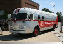 Promotionfahrzeug auf Basis eines 1951er Flxible Visicoach der  Miller  Brauerei. Der 'High Life Cruiser' wurde am 28. August 2013 in Milwaukee, Wisconsin / USA am Besucherzentrum der Brauerei aufgenommen.