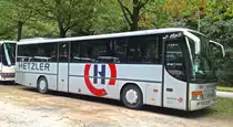 Dieser Setra S315 UL-GT von Hetzler aus Herxheim stand w�hrend eines Bundesligaspiels des 1.FCK auf einem Parkplatz und wartete auf seinen Einsatz.