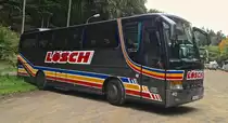 Dieser Setra S312 HD von L�sch Reisen aus Landau stand w�hrend eines Bundesligaspiels des 1.FCK auf einem Parkplatz und wartete auf seinen Einsatz.