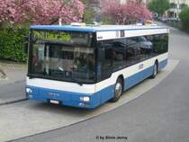 Nr. 8 vom VBZ Subunternehmer Andres am 24.4.08 am Klusplatz. Andres hat die Linien vom ehemaligen Sub Gut von der VBZ �bernommen. Gem�ss Vertrag mussten Fahrzeuge und Personal �bernommen werden. NIchts desto trotz, montierte Andres wie allen seinen Bussen Volvo-Radkappen