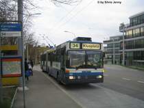 Mercedes O405GTZ Nr. 115 bei der Endstation Kienastenwies. Dieses Quartier ist zwar total abgelgen vom Geschehen in Z�rich, bietet aber optimale Aussichten auf den Z�richsee, was das Wohnen hier unglaublich teuer machen l�sst.