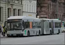 3 Teiliger Van Hool Gelenkbus an einer Haltestellle in den Stra�en von Hamburg. 17.09.2013