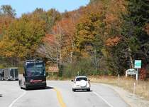 1.10.2013 Crawford Notch, NH. Reisebus im beginnenden Indian Summer
