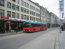 Nr. 63 beim Guisanplatz am 23.4.08. Dieser Volvo hat inzwischen die 1Mio.-km-Grenze erreicht und tr�gt auf der Front auch einen dementsprechenden Hinweis. Diese Bus erhielt auch noch den neuen Anstrich.