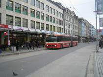 Volvo/RJ B10M Nr. 70 im alten Anstrich am 23.4.08 beim Guisanplatz. Den neuen Anstrich wird das Fahrzeug wohl kaum mehr erhalten, denn deren Ersatz von neuen Hess Swisstrolley 3 wird demn�chst in den Einsatz kommen.