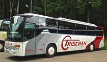Dieser Setra S415 UL-GT von Trischan Reisen aus Kandel stand whrend eines Bundesligaspiels des 1.FCK auf einem Parkplatz und wartete auf seinen Einsatz.