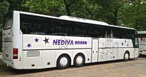 Dieser Neoplan von Nediva Reisen stand whrend eines Bundesligaspiels des 1.FCK auf einem Parkplatz und wartete auf seinen Einsatz.
