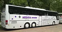 Dieser Neoplan von Nediva Reisen stand w�hrend eines Bundesligaspiels des 1.FCK auf einem Parkplatz und wartete auf seinen Einsatz.
