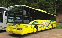 Dieser Mercedes-Benz Integro von Lambert Reisen aus Schwarzenholz stand whrend eines Bundesligaspiels des 1.FCK auf einem Parkplatz und wartete auf seinen Einsatz.
