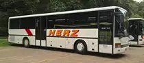 Dieser Setra S315 UL von Herz Reisen aus Sien stand w�hrend eines Bundesligaspiels des 1.FCK auf einem Parkplatz und wartete auf seinen Einsatz.