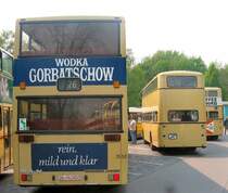 Heckseiten hist. Busse an der Endstelle Zoo, vorn MAN-Doppeldecker, Mai 2007