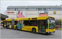 . Mercedes Benz Gelenkbus beim verlassen des Busbahnhofs Altona aufgenommen am 21.09.2013.