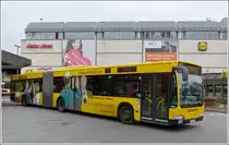 . Mercedes Benz Gelenkbus beim verlassen des Busbahnhofs Altona aufgenommen am 21.09.2013.