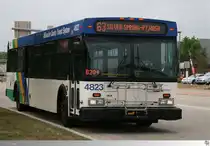 2004 New Flyer D40LF  Milwaukee County Transit System (MCTS) # 4823  aufgenommen am 28. August 2013 in Milwaukee - Bayside, Wisconsin / USA.