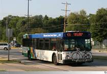 2003 New Flyer D40LF  Milwaukee County Transit System (MCTS) # 4724  aufgenommen am 28. August 2013 in Mequon, Wisconsin / USA.