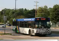 2003 New Flyer D40LF  Milwaukee County Transit System (MCTS) # 4724  aufgenommen am 28. August 2013 in Mequon, Wisconsin / USA.