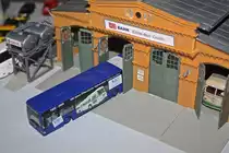 Dieser Mercedes-Benz Citaro, dessen Originalvorbild bei den Stadtwerken Kaiserslautern unterwegs ist, verl�sst die Abstellhalle.
