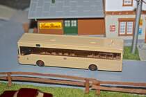 Dieser Mercedes-Benz O 405 gehrt zur fiktiven DB-Regiobus-Tochter  Eistal-Bus . Das Fahrzeug wurde aus der Flotte der BVG bernommen und nicht umlackiert, sondern nur mit dem DB-Logo versehen.