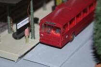 Dieser Mercedes-Benz O 305 wurde von mir selbst als klassischer Bahnbus umlackiert und mit den alten DB-Logos versehen. Er befindet sich am Busbahnhof meiner Modelleisenbahnanlage auf einer Vermessungsfahrt. Beim Druck der Fahrtzielanzeige wurde auch die alte Rechtschreibung bercksichtigt. Leider ist das vordere DB-Logo beschdigt.