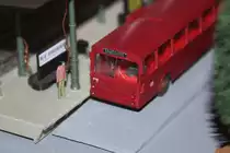 Dieser Mercedes-Benz O 305 wurde von mir selbst als klassischer Bahnbus umlackiert und mit den alten DB-Logos versehen. Er befindet sich am Busbahnhof meiner Modelleisenbahnanlage auf einer Vermessungsfahrt. Beim Druck der Fahrtzielanzeige wurde auch die alte Rechtschreibung ber�cksichtigt. Leider ist das vordere DB-Logo besch�digt.