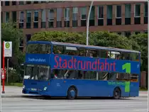 Am 21.09.2013 h�lt dieser MAN Doppelstockbus bei einer Stadtrundfahrt an der Bushaltestelle Michaeliskirche.