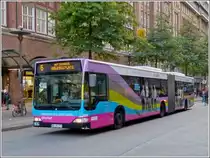 Farbiger Mercedes Benz Citaro aufgenommen in den Stra�en von Hamburg am 20.09.2013
