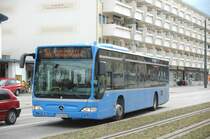 Die Linie 144 am 23.03.08 am Giesinger Bahnhof. In den Fenstern spiegelt sich der Doppelgelenkbus der Firma Hess