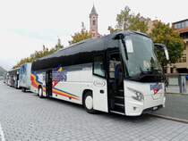 VDL-Futura  Deluxe   im Einsatz f�r Eurobus.ch, erwartet mit offenen T�ren am Schiffsanlegeplatz in Passau Kreuzfahrtreisende; 131012