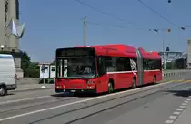 Volvo Bus mit der Betriebsnummer 824 auf der Linie 10 beim Stadttheater Bern. Die Aufnahme stammt vom 05.08.2013.