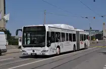 Mercedes Citaro mit der Betriebsnummer 851 und der Vollwerbung f�r energieschweiz.ch auf der Linie 10 beim Stadttheater Bern. Die Aufnahme stammt vom 05.08.2013.