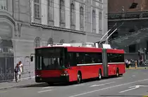 NAW Trolleybus mit der Betriebsnummer 15 auf der Linie 12 am Hauptbahnhof in Bern. Die Aufnahme stammt vom 05.08.2013.