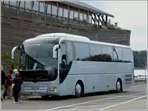 MAN Lion's Coach wartet am 18.09.2013 an der Schiffsanlegestelle in Rendsburg auf seine Fahrg�ste welche an der Schiffsfahrt von Kiel bis nach Rendsburg teilgenommen haben.