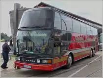 Setra S 216  Royal Class wartet am 18.09.2013 an der Schiffsanlegestelle in Rendsburg auf seine Fahrg�ste welche an der Schiffsfahrt von Kiel bis hier teilgenommen haben.