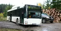 Was macht der Bus mitten im Wald ?
Er wartet bis der Holztrasportbetrieb die Stmme aufgeladen hat, um dann seine Fahrt nach Drei Annen Hohne fortzusetzen' dies geschieht des fteren.17.10.2013 11:04 Uhr' unweit von Drei Annen Hohne , die Wald Buslinie.