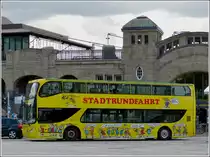 An den Landungsbrcken in Hamburg fahren die meisten Busse zu einer Standrunfahrt ab, so wie dieser farbige Volvo Doppeldecker am 17.09.2013.