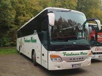 Ein Setra S415 GT-HD von Friedmann Reisen aus Schweighofen, abgestellt auf einem Gro�parkplatz f�r Park-and-Ride-Busse am 20.10.2013.
